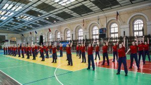 Девушки на занятиях по физической подготовке в спортивном зале