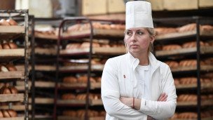 Сотрудница на предприятии хлебобулочных изделий 