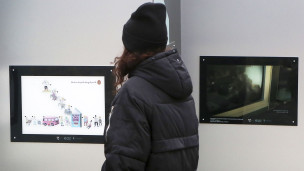 прохожий на улице вид со спины 