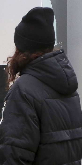 прохожий на улице вид со спины 