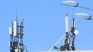 Базовая станция сотовой связи 5G на крыше жилого дома 