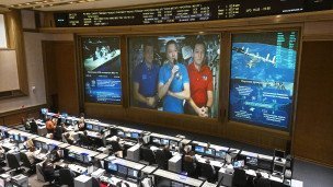 Космонавты по видеосвязи в Центре управления полётами (ЦУП)