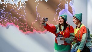 Молодые девушки на форуме делают селфи