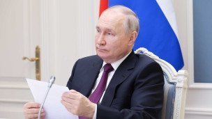 Президент России Владимир Путин с документами в руках