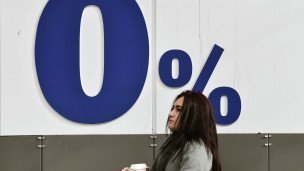 Девушка на фоне вывески 0%