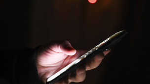 мобильный телефон в руке