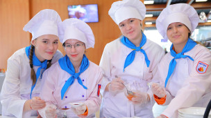 Дети готовят в центре Артек