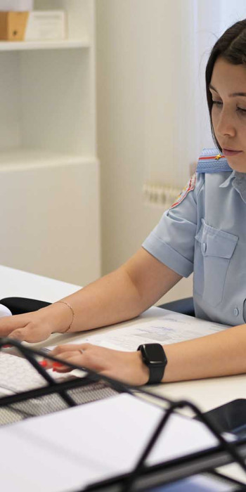 Сотрудник МВД за компьютером