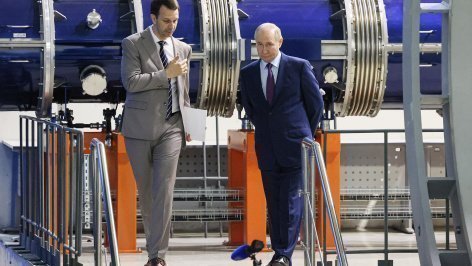 Владимир Путин во время осмотра коллайдер