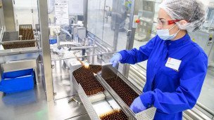 Сотрудница во время работы на заводе по производству лекарств 