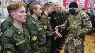 Военный общается со студентами в военной форме