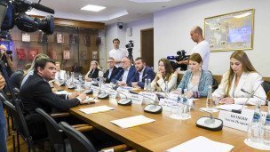 Участники заседания комитета госдумы