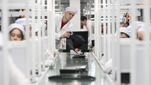 Рабочий на производстве российских компьютеров