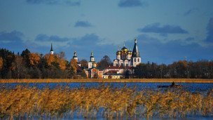 Вид на озеро Валдай и мужской монастырь