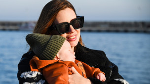 Мама с ребенком на набережной