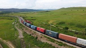 железная дорога на которой стоит состав с грузовыми контейнерами