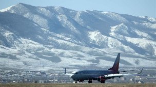 Самолет авиакомпании "Россия" приземляется на территории международного аэропорта Махачкала (Уйташ) имени Амет-Хана Султана.