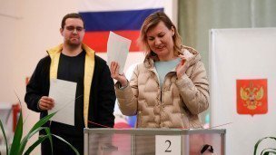 Избиратели во время голосования на выборах 