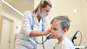 Мальчик на осмотре у оториноларинголога