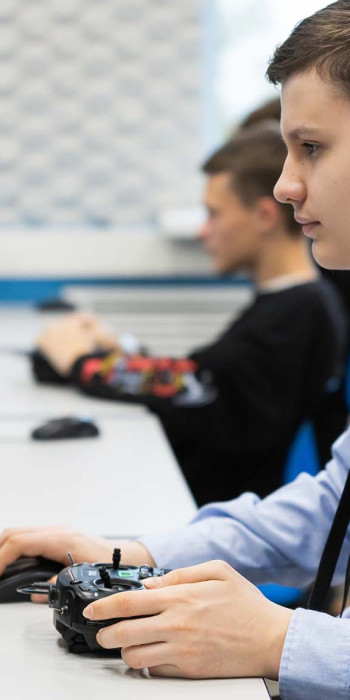 Сиуденты на занятиях за компьютерами