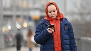 Девушка с телефоном в руках