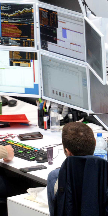 Брокеры за мониторами 