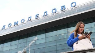 devushka-v-aeroportu-s-telefonom
