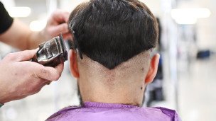 парикмахер стрижет клиента 