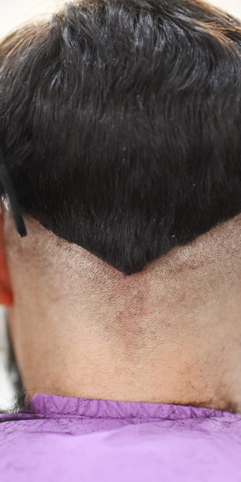 парикмахер стрижет клиента 