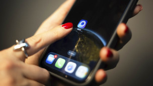 приложение мессенджеры макс на экране смартфона