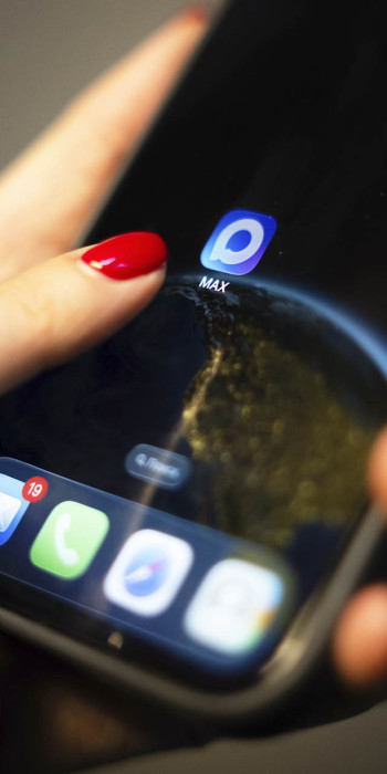 приложение мессенджеры макс на экране смартфона