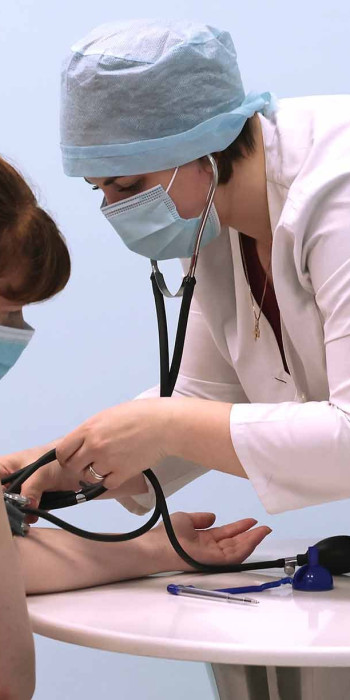 женщина на приеме у врача