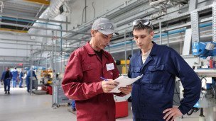 Сотрудники в учебно-производственном цеху