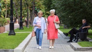 пенсионерка на прогулке в парке