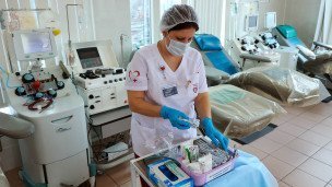 Медицинская работница в униформе во время процедур