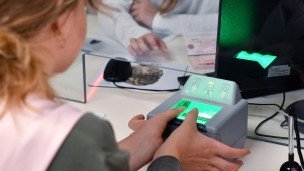 Devushkа-prokhodit-protseduru-snyatiya-biometricheskikh-dannykh