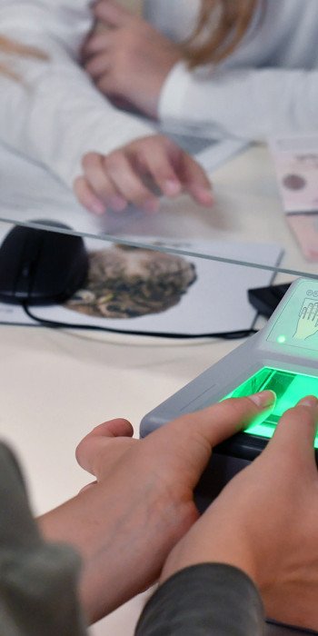 Devushkа-prokhodit-protseduru-snyatiya-biometricheskikh-dannykh