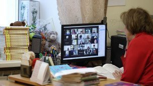 Преподавательница во время дистанционного обучения