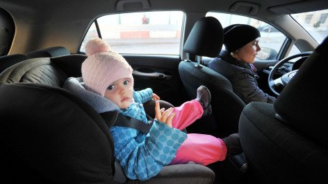 Ребенок в детском автомобильном кресле