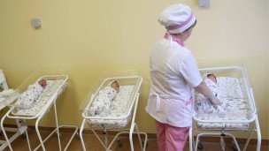 Медсестра с младенцами в роддоме