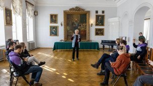Экскурсовод во время экскурсии 