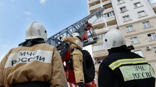 Пожарный расчет выдвигает пожарную лестницу