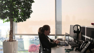 Сотрудник в офисе за ноутбуком