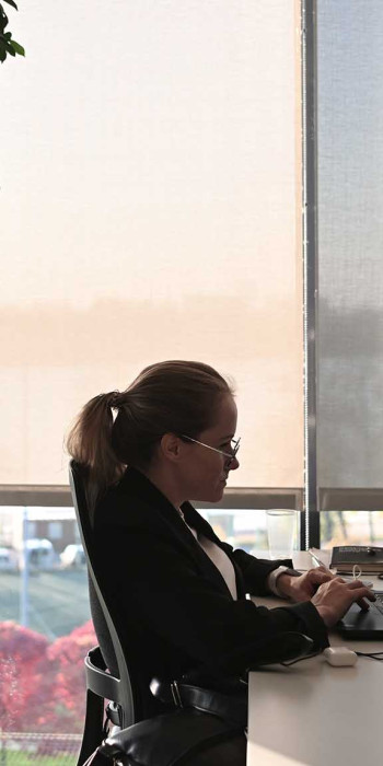 Сотрудник в офисе за ноутбуком