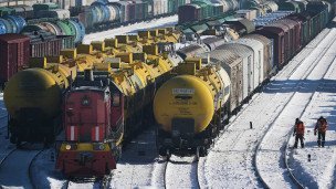 Грузовые поезда на железнодорожной станции 