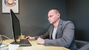 Мужчина за компьютером во время работы