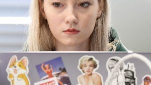 Девушка за ноутбуком внимательно смотрит в экран крупный план