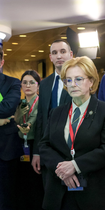  Президент РФ Владимир Путин осматривает выставку IV Форума будущих технологий