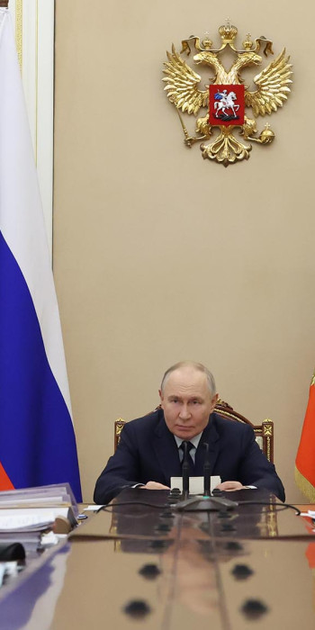 Владимир Путин проводит совещание