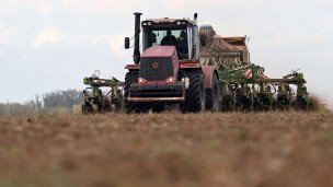 Сельскохозяйственная техника во время сева ячменя